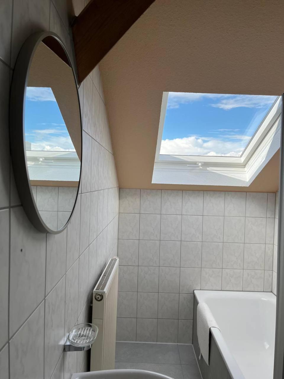 Schoene Dachgeschosswohnung Im Herzen Von Deidesheim Exterior photo